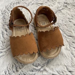 GAP - Baby Girl Scalloped Espadrille Sandals size5